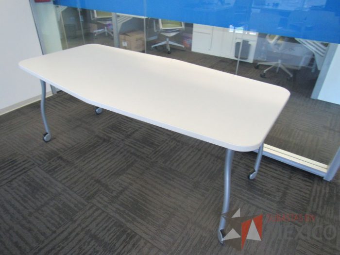 Lote 353 - Mesa de trabajo con 4 patas metálicas, ruedas y cubierta color blanco. - Imagen 6