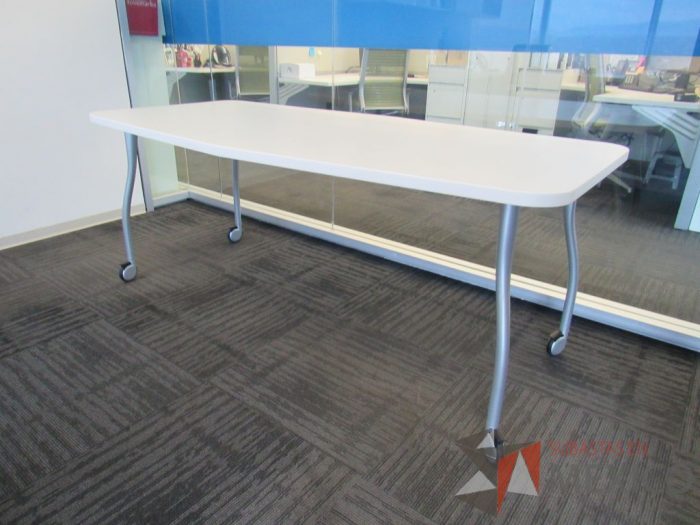Lote 353 - Mesa de trabajo con 4 patas metálicas, ruedas y cubierta color blanco. - Imagen 7