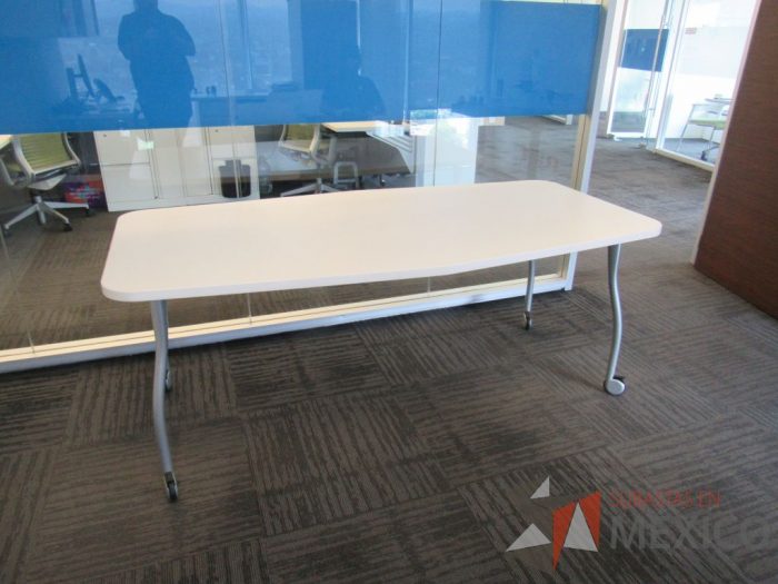 Lote 353 - Mesa de trabajo con 4 patas metálicas, ruedas y cubierta color blanco. - Imagen 8