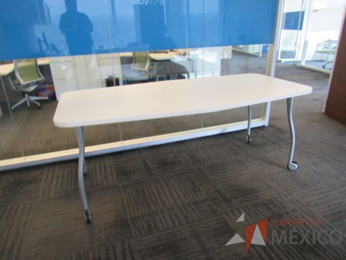 Lote 353 - Mesa de trabajo con 4 patas metálicas, ruedas y cubierta color blanco. - Imagen 9