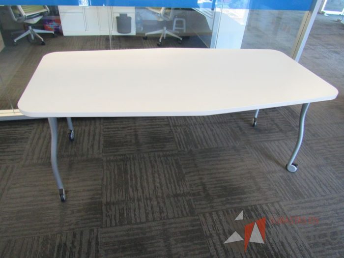 Lote 353 - Mesa de trabajo con 4 patas metálicas, ruedas y cubierta color blanco. - Imagen 10