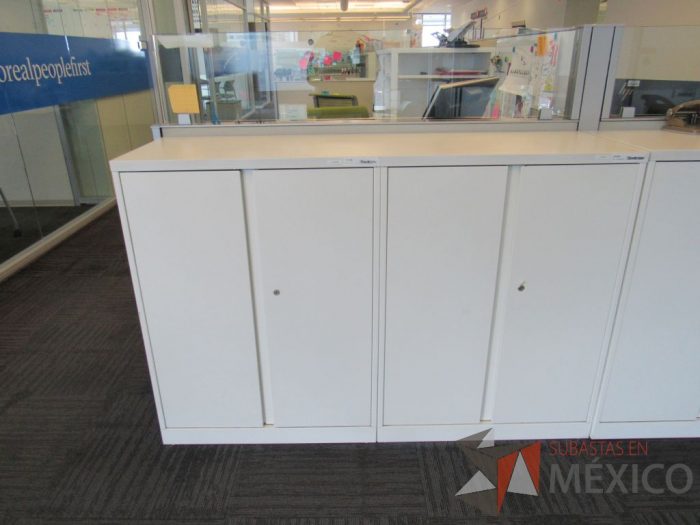 Lote 386 - Gabinete metálico con 4 puertas color blanco. - Imagen 12