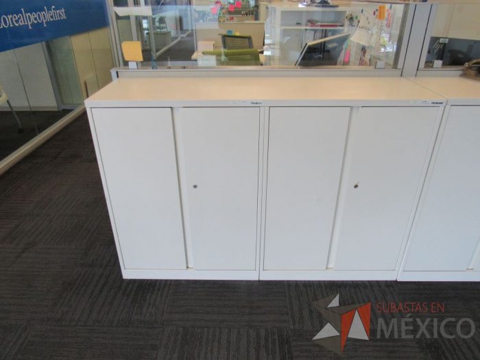 Lote 386 - Gabinete metálico con 4 puertas color blanco.