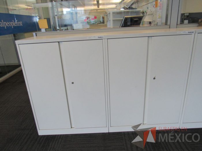 Lote 386 - Gabinete metálico con 4 puertas color blanco. - Imagen 9