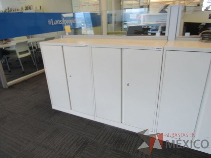 Lote 386 - Gabinete metálico con 4 puertas color blanco. - Imagen 7