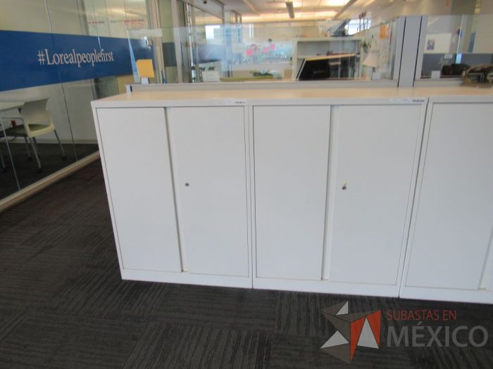 Lote 386 - Gabinete metálico con 4 puertas color blanco. - Imagen 6