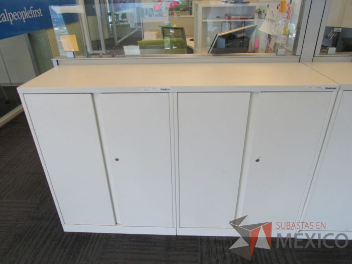 Lote 386 - Gabinete metálico con 4 puertas color blanco. - Imagen 5