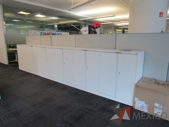 Lote 386 - Gabinete metálico con 4 puertas color blanco. - Imagen 3
