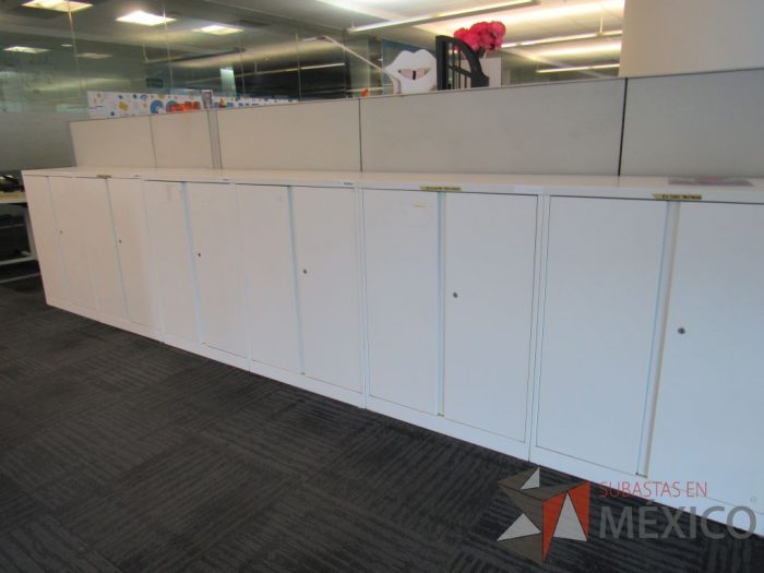 Lote 386 - Gabinete metálico con 4 puertas color blanco. - Imagen 2