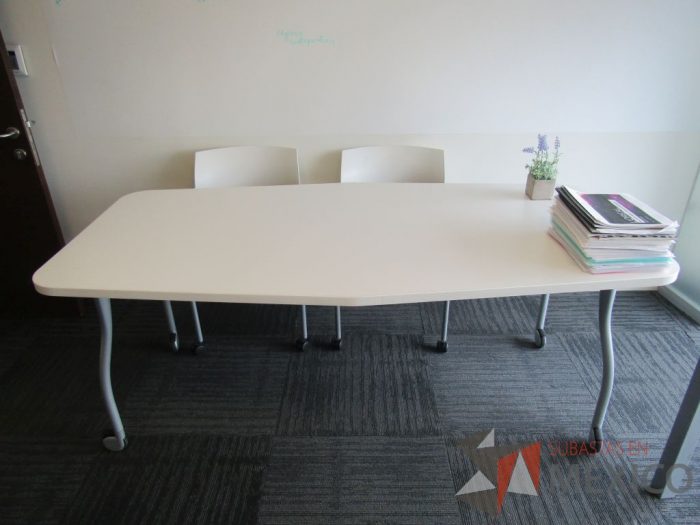 Lote 348 - Mesa de trabajo con 4 patas metálicas, ruedas y cubierta color blanco.