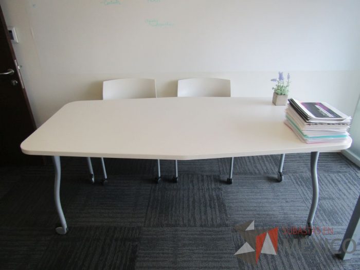 Lote 348 - Mesa de trabajo con 4 patas metálicas, ruedas y cubierta color blanco. - Imagen 3
