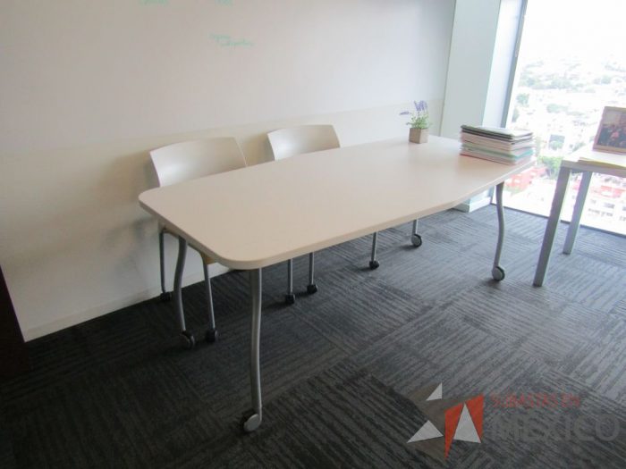 Lote 348 - Mesa de trabajo con 4 patas metálicas, ruedas y cubierta color blanco. - Imagen 4