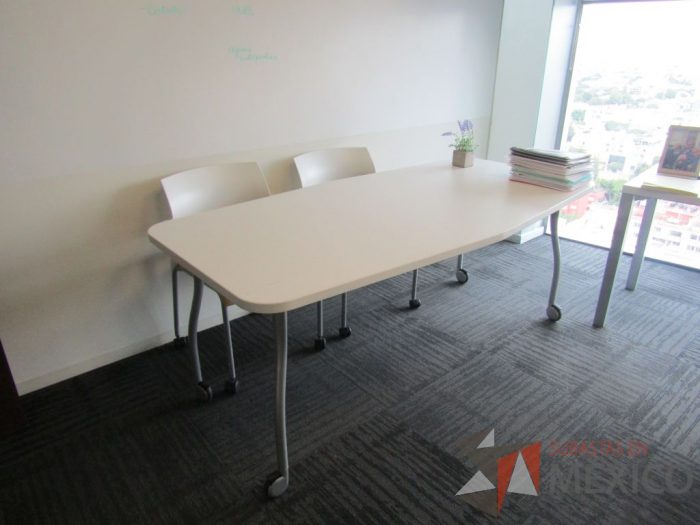 Lote 348 - Mesa de trabajo con 4 patas metálicas, ruedas y cubierta color blanco. - Imagen 5