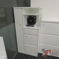 Lote 445 - Gabinete metálico con 3 cajones, 1 puerta y 1 entrepaño color blanco.