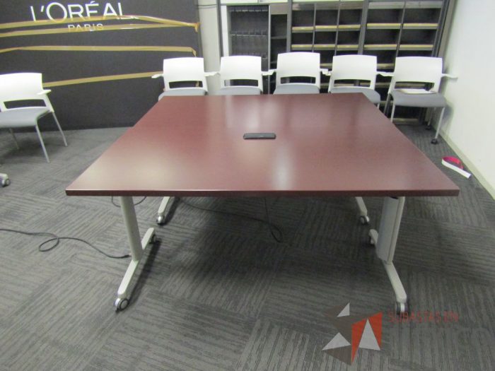 Lote 375 - Mesa de trabajo plegable rectangular con estructura gris, ruedas negras, cubierta color café y accesorios para conexiones. - Imagen 2