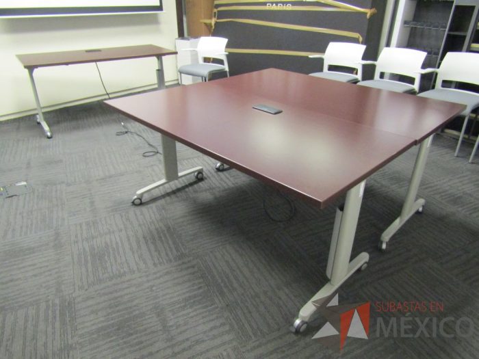 Lote 441 - 2 Mesas de trabajo plegables rectangulares con estructura gris, ruedas negras, cubierta color café y accesorios para conexiones - Imagen 5