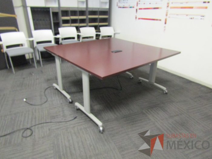Lote 375 - Mesa de trabajo plegable rectangular con estructura gris, ruedas negras, cubierta color café y accesorios para conexiones. - Imagen 6