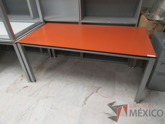 Lote 002 - Mesa de trabajo rectangular con 4 patas metálicas y cubierta color naranja