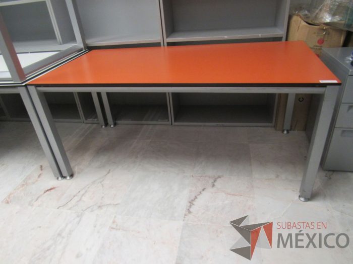 Lote 002 - Mesa de trabajo rectangular con 4 patas metálicas y cubierta color naranja - Imagen 3