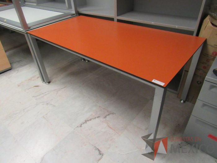 Lote 002 - Mesa de trabajo rectangular con 4 patas metálicas y cubierta color naranja - Imagen 4