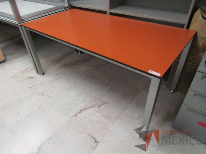 Lote 002 - Mesa de trabajo rectangular con 4 patas metálicas y cubierta color naranja - Imagen 5