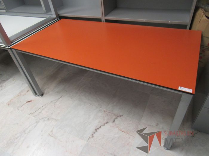 Lote 002 - Mesa de trabajo rectangular con 4 patas metálicas y cubierta color naranja - Imagen 6