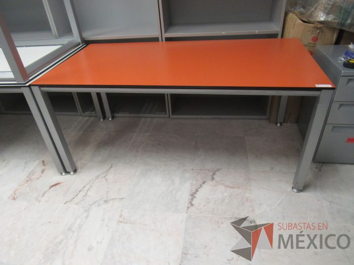 Lote 002 - Mesa de trabajo rectangular con 4 patas metálicas y cubierta color naranja - Imagen 7