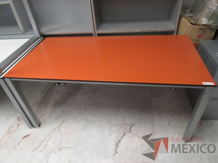 Lote 002 - Mesa de trabajo rectangular con 4 patas metálicas y cubierta color naranja - Imagen 8