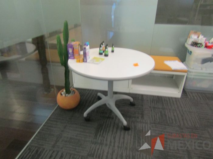Lote 004 - Mesa de trabajo circular con estructura metálica color gris, ruedas color negro, cubierta color blanco. - Imagen 5