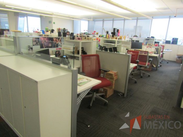 Lote 007 - Estación de trabajo para 9 personas de mampara baja con 9 gabinetes altos de 3 cajones, 1 puerta y 1 entrepaño color blanco. - Imagen 2