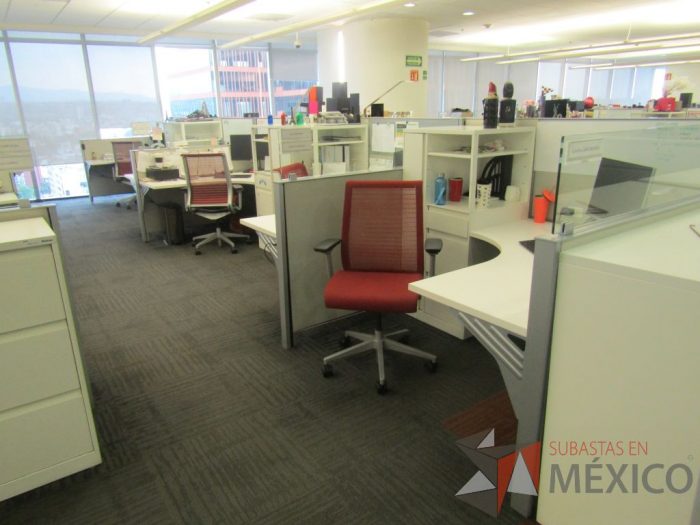 Lote 007 - Estación de trabajo para 9 personas de mampara baja con 9 gabinetes altos de 3 cajones, 1 puerta y 1 entrepaño color blanco. - Imagen 9