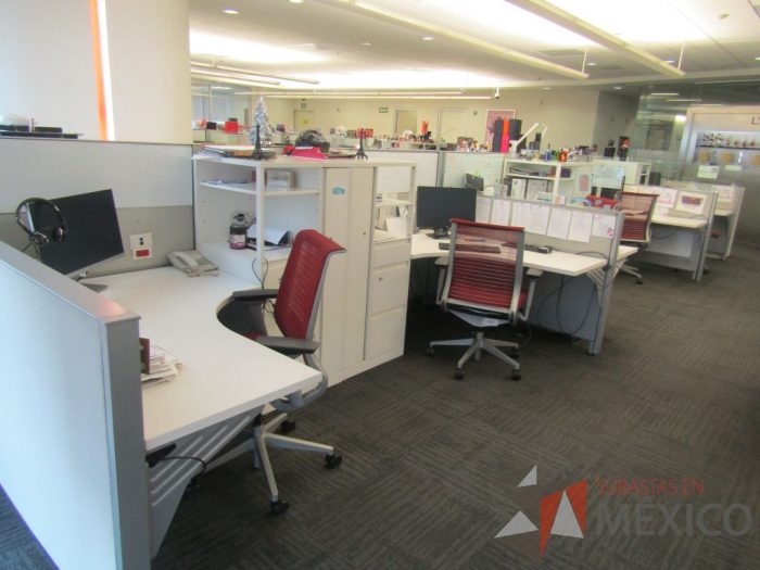 Lote 007 - Estación de trabajo para 9 personas de mampara baja con 9 gabinetes altos de 3 cajones, 1 puerta y 1 entrepaño color blanco. - Imagen 10