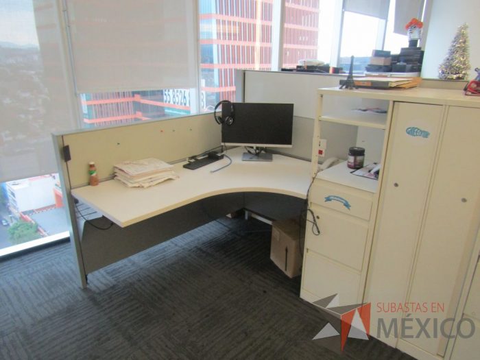 Lote 007 - Estación de trabajo para 9 personas de mampara baja con 9 gabinetes altos de 3 cajones, 1 puerta y 1 entrepaño color blanco. - Imagen 12