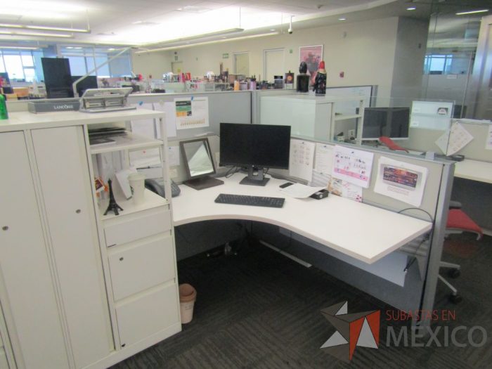 Lote 007 - Estación de trabajo para 9 personas de mampara baja con 9 gabinetes altos de 3 cajones, 1 puerta y 1 entrepaño color blanco. - Imagen 15