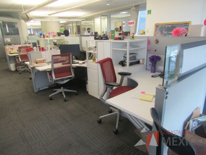 Lote 013 - Estación de trabajo para 7 personas con 7 gabinetes altos de 3 cajones, 1 puerta, 1 entrepaño color blanco, 1 credenza de 1 cajón,1 espacio para documentos y cojín de tela color rojo. - Imagen 5