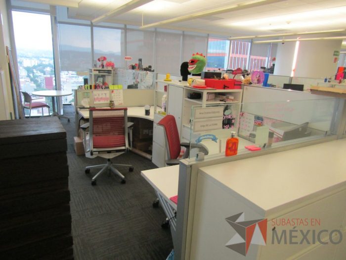 Lote 013 - Estación de trabajo para 7 personas con 7 gabinetes altos de 3 cajones, 1 puerta, 1 entrepaño color blanco, 1 credenza de 1 cajón,1 espacio para documentos y cojín de tela color rojo. - Imagen 10