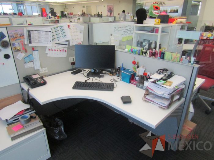 Lote 013 - Estación de trabajo para 7 personas con 7 gabinetes altos de 3 cajones, 1 puerta, 1 entrepaño color blanco, 1 credenza de 1 cajón,1 espacio para documentos y cojín de tela color rojo. - Imagen 12