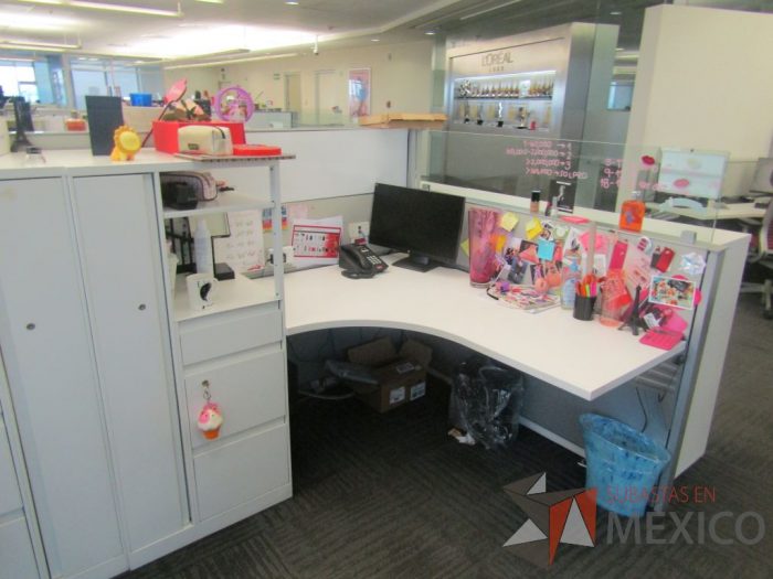 Lote 013 - Estación de trabajo para 7 personas con 7 gabinetes altos de 3 cajones, 1 puerta, 1 entrepaño color blanco, 1 credenza de 1 cajón,1 espacio para documentos y cojín de tela color rojo. - Imagen 14