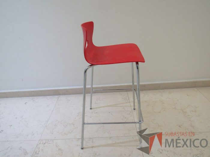 Lote 006 - 6 Sillas altas con base metálica asiento y respaldo liso color rojo - Imagen 2