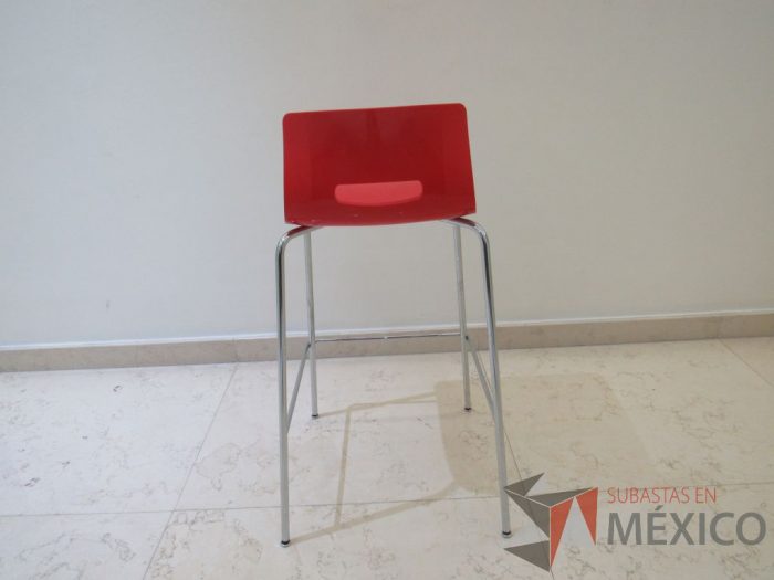 Lote 006 - 6 Sillas altas con base metálica asiento y respaldo liso color rojo - Imagen 4