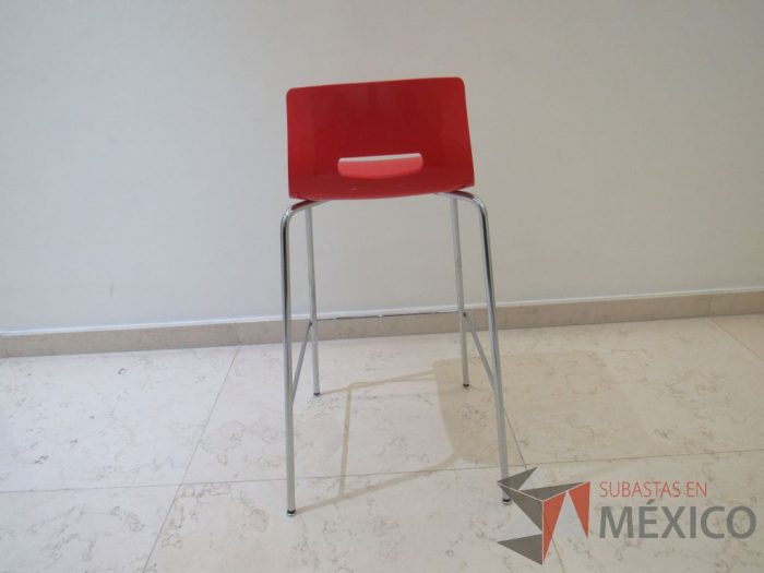 Lote 006 - 6 Sillas altas con base metálica asiento y respaldo liso color rojo - Imagen 5