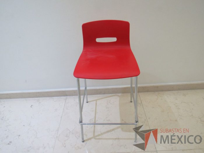 Lote 006 - 6 Sillas altas con base metálica asiento y respaldo liso color rojo