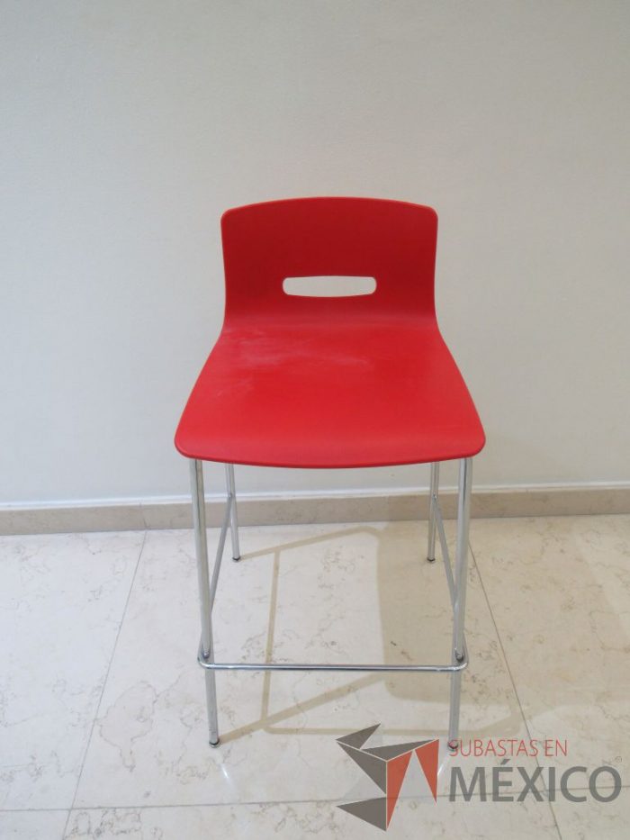 Lote 006 - 6 Sillas altas con base metálica asiento y respaldo liso color rojo - Imagen 7