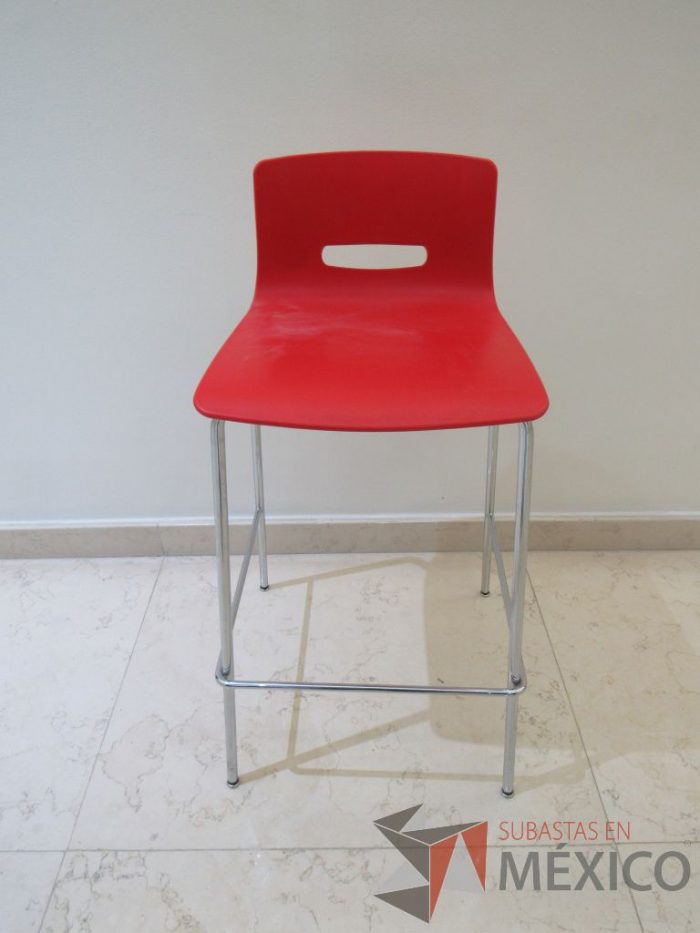 Lote 006 - 6 Sillas altas con base metálica asiento y respaldo liso color rojo - Imagen 8