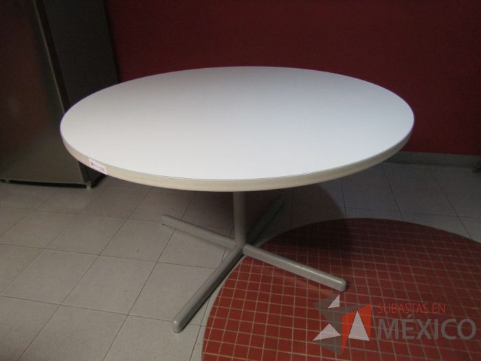 Lote 017 - Mesa redonda, base metálica y cubierta color blanco