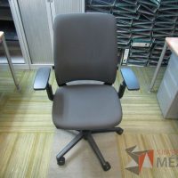 Lote 024 - Silla ejecutiva con ruedas, descansabrazos ajustable, asiento y respaldo en tela color gris