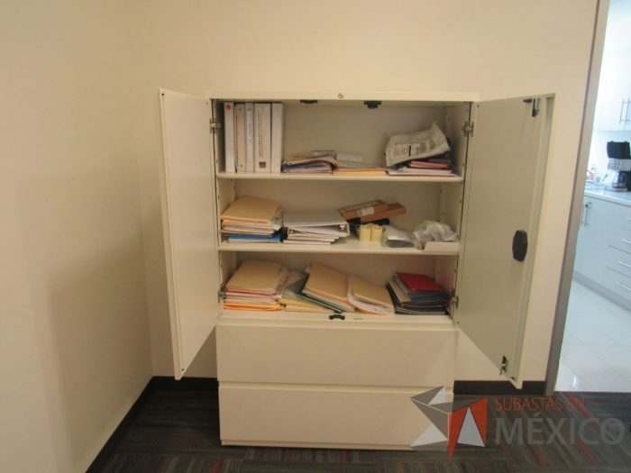 Lote 002 - Gabinete alto con 2 puertas y 2 cajones color blanco - Imagen 7