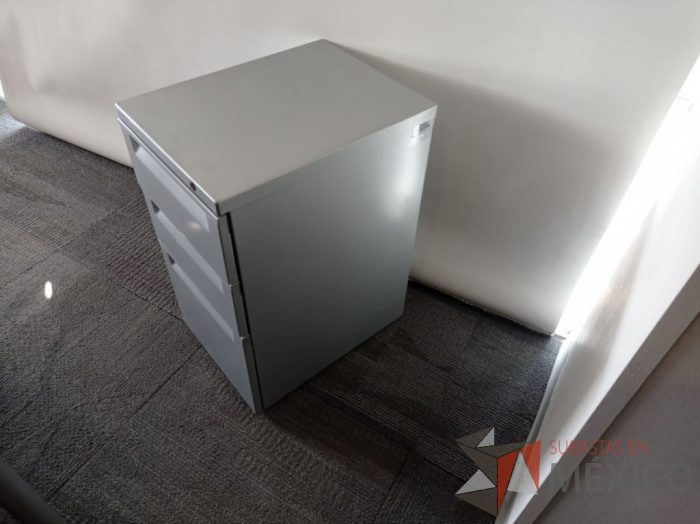 Lote 010 - Mesa de trabajo para 1 persona, estructura de metal y cubierta color café, y con archivero vertical de 3 cajones - Imagen 3
