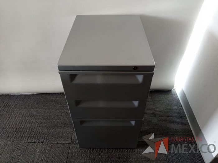 Lote 010 - Mesa de trabajo para 1 persona, estructura de metal y cubierta color café, y con archivero vertical de 3 cajones - Imagen 5