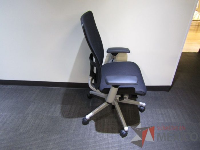 Lote 129 - 2 Sillas operativas con ruedas, descansa brazos, asiento en tela y respaldo en malla color negro - Imagen 5